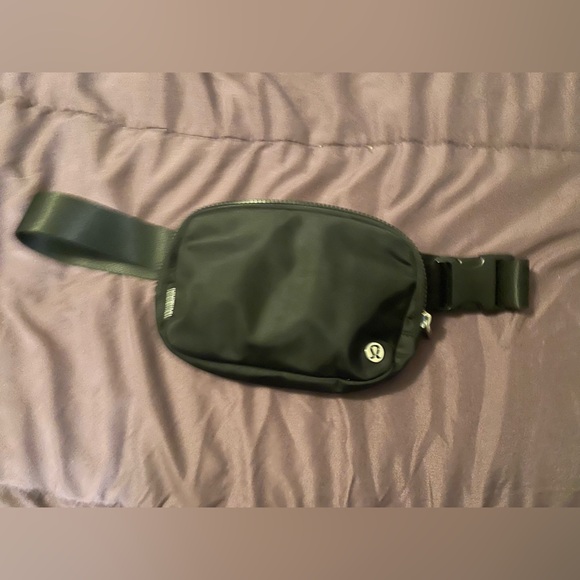 Lightly used Lululemon Everywhere black Nylon Belt bag/Crossbody - Picture 4 of 5